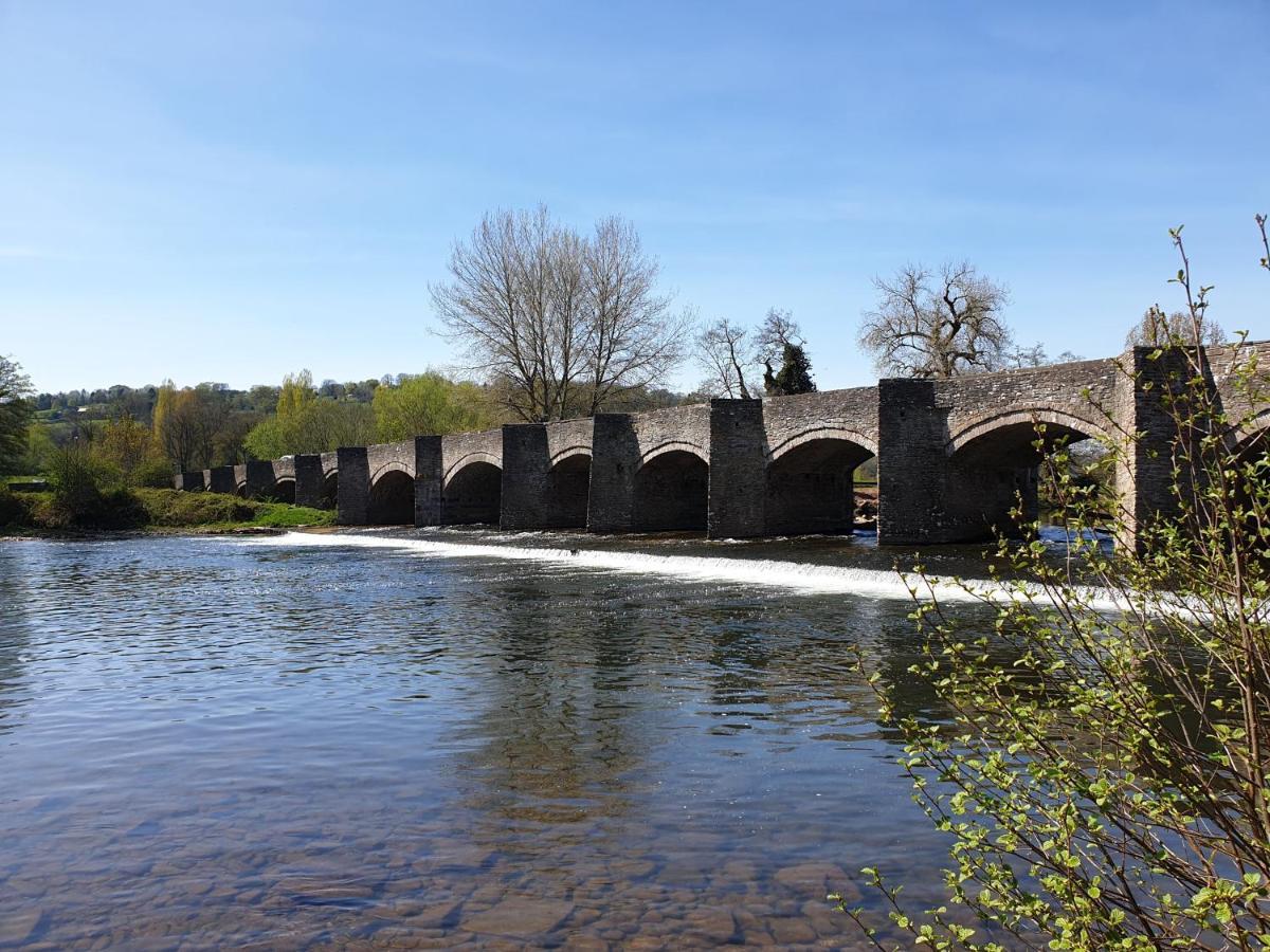 Dragon Inn Crickhowell Ngoại thất bức ảnh
